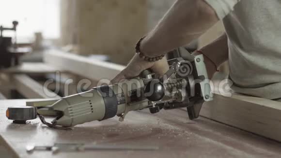 专业木匠用扳手调整插入路由器家具视频的预览图