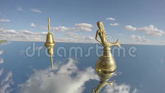 镜子上的两个古董铜钟和风中的云延时4K视频的预览图