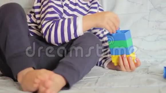 孩子在沙发上玩彩色积木视频的预览图