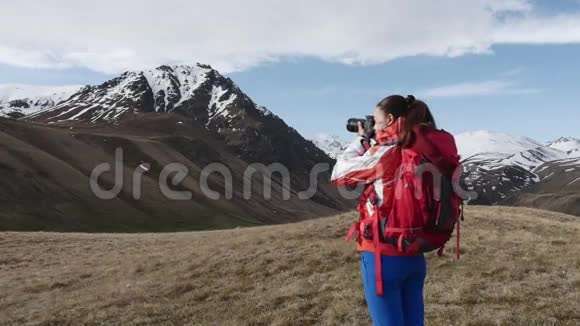 拍摄山脉的女人视频的预览图
