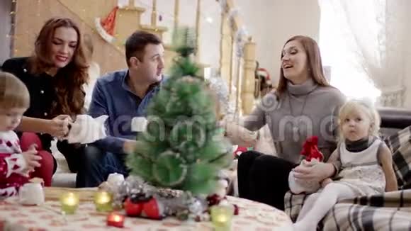 圣诞晚会上快乐的家人喝茶视频的预览图