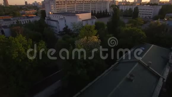 日落时分的旧大学塔视频的预览图