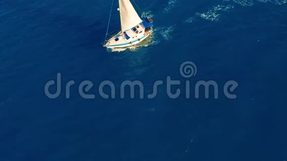 空中观景晴天在公海上航行的游艇帆船视频的预览图
