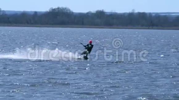 水流运动一名男性风筝运动员沿着河骑在木板上他在水上活动时做各种练习视频的预览图