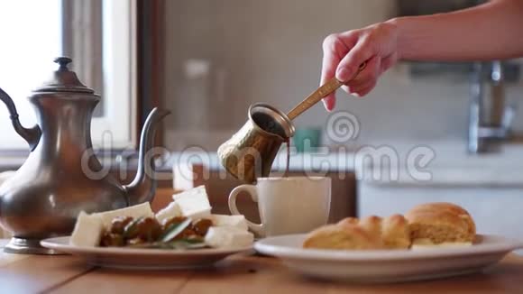 传统克里特早餐面包奶酪和咖啡视频的预览图