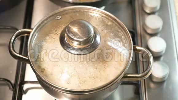 烹饪盘上的锅大麦粥在锅里煮熟平底锅里的水沸腾了冒泡了视频的预览图