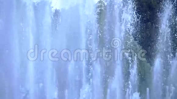 美丽的公园喷泉超级慢镜头240fps视频的预览图