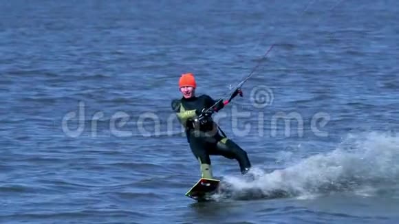 水流运动一名男性风筝运动员沿着河骑在木板上他在水上活动时做各种练习视频的预览图