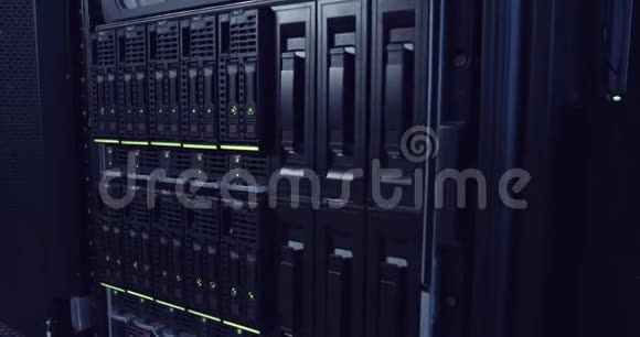 数据中心的大型计算机服务器机房视频的预览图