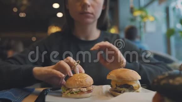 女人在咖啡馆里吃汉堡视频的预览图