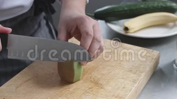 穿制服的年轻厨师准备蔬菜冰沙视频的预览图