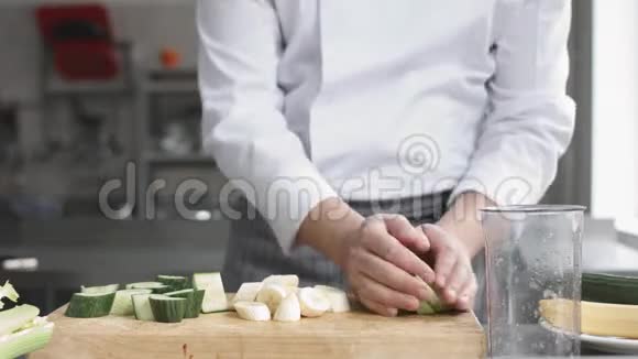 穿制服的年轻厨师准备蔬菜冰沙视频的预览图