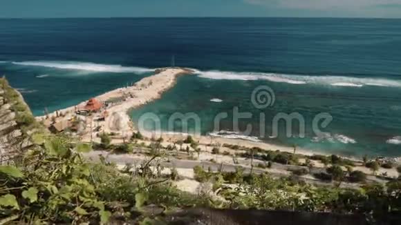 从悬崖上俯瞰梅拉斯蒂海滩的美景视频的预览图