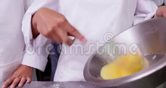 快乐厨师在碗里搅拌鸡蛋视频的预览图
