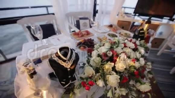 新婚餐桌上的装饰花视频的预览图