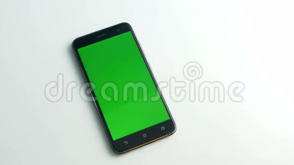 在白色屏幕上按下带有绿色屏幕的智能手机视频的预览图