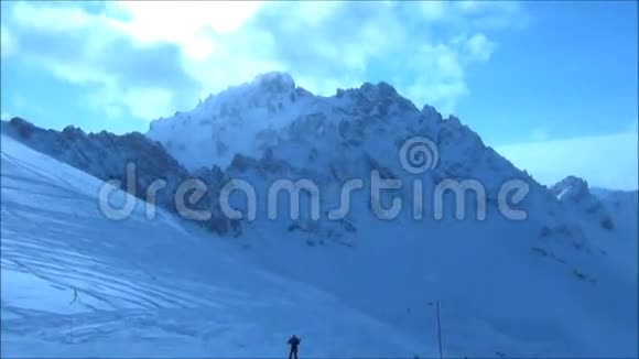 在三个山谷滑雪法国阿尔卑斯山视频的预览图