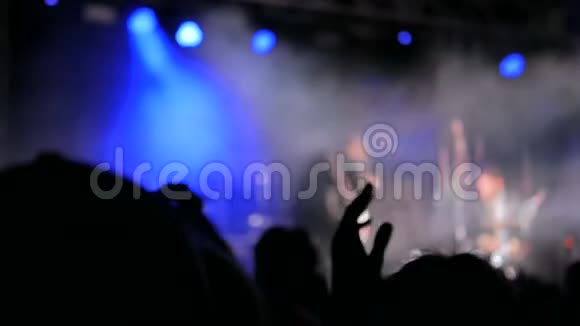 人们在舞台前的摇滚音乐会上聚会和鼓掌的剪影视频的预览图