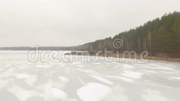 冰冻湖的空中拍摄视频的预览图