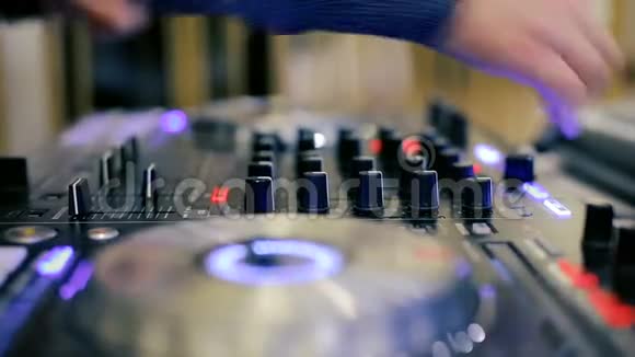 专业混合控制器的光碟骑师的手视频的预览图