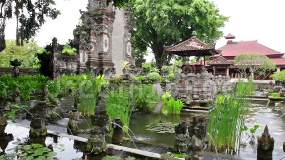 美丽的池塘装饰着雕塑巴厘岛视频的预览图