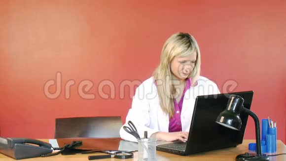在医院办公室里用笔记本电脑的女医生视频的预览图