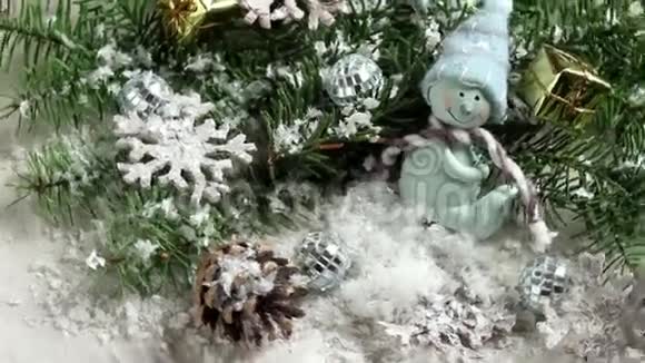 旋转圣诞装饰与玩具雪人视频的预览图