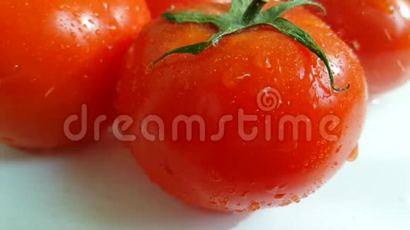 西红柿湿水漾清澈的清新视频的预览图