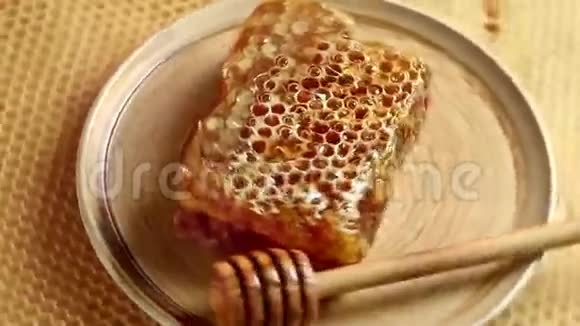 带蜂窝和蜜盘的旋转陶瓷板视频的预览图