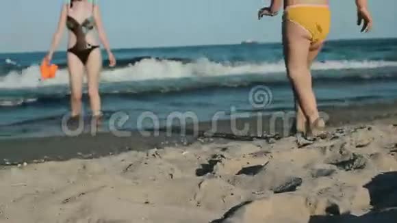 小女孩和她妈妈在海滩上玩耍视频的预览图