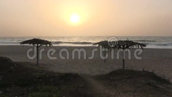 在热带海滩上日落视频的预览图