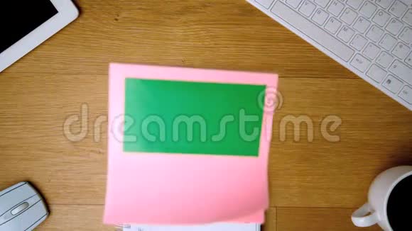 粉红色的黏糊糊的音符和色度键落在办公桌上视频的预览图