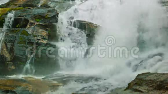 水流过岩石泰国清迈附近一条小河上的瀑布视频的预览图
