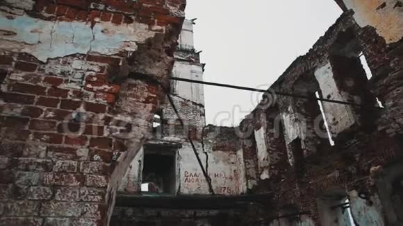 在被摧毁的正统教会红砖墙里寒冷的阴天视频的预览图