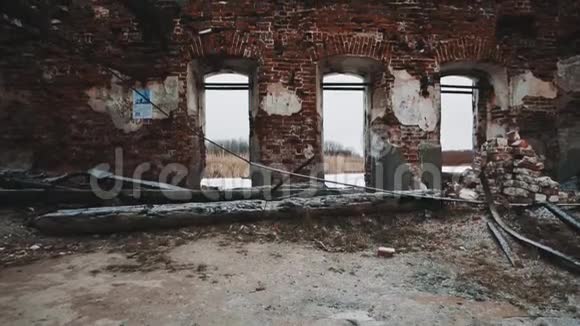 在被摧毁的正统大教堂里红砖墙寒冷的阴天视频的预览图