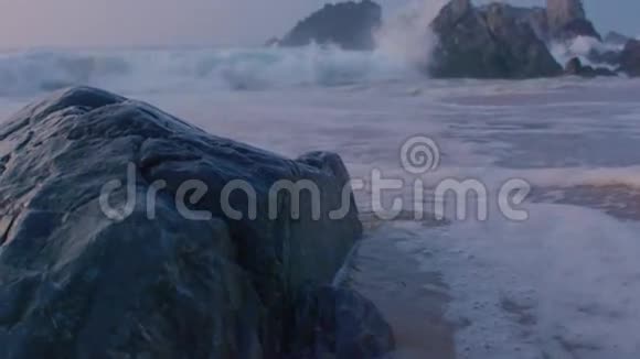 太阳落山时海浪撞击岩石视频的预览图