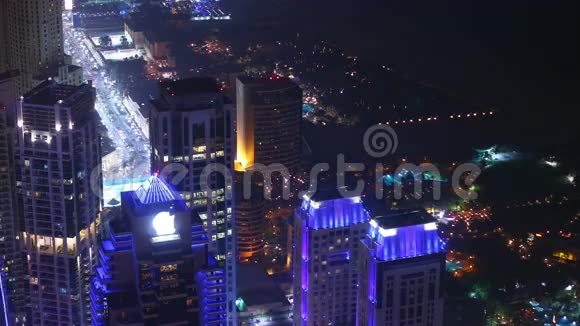 夜间灯光建筑和交通街道距离迪拜4公里视频的预览图