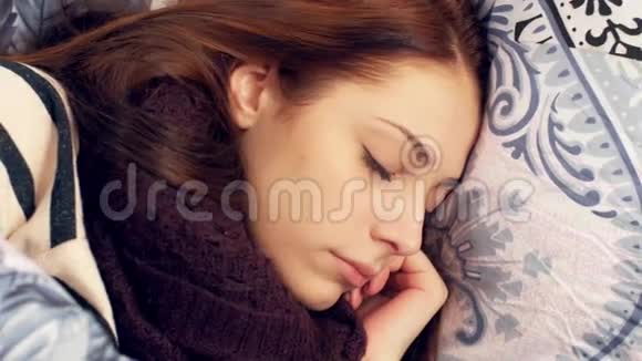 女人睡在床上辗转反侧视频的预览图
