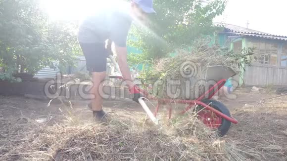 劳动男女园艺打扫草地园农业工作农夫把垃圾和草装进去视频的预览图
