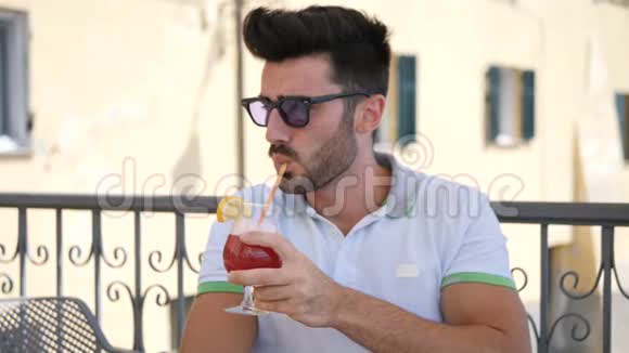 男人喝鸡尾酒夏天在酒吧户外视频的预览图