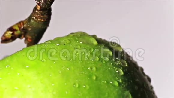 用水滴旋转苹果宏视频的预览图
