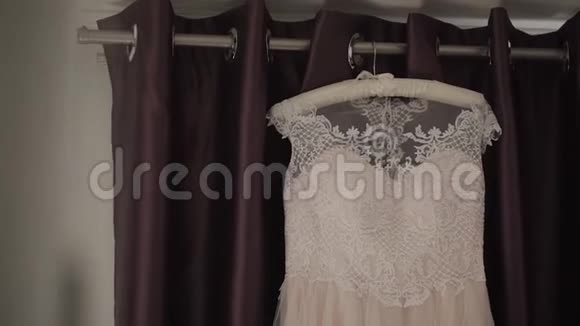 漂亮的婚纱挂在一个大吊灯里视频的预览图