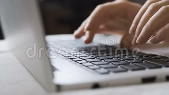 女人在办公室里用笔记本电脑键盘打字视频的预览图