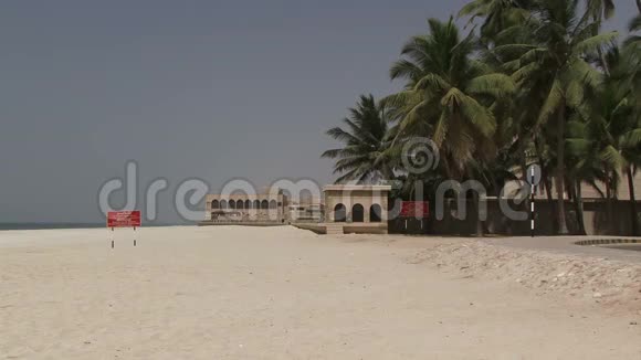 海滨萨拉拉阿曼镇视频的预览图