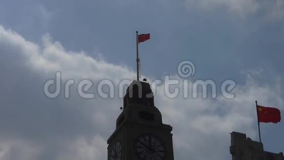 上海外滩旧商业小镇建筑红旗视频的预览图