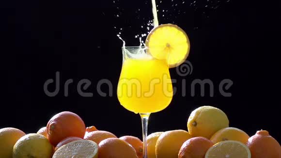 强烈的浇橙汁视频的预览图