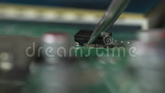 焊接微芯片和电路板视频的预览图