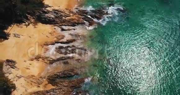 岩石上破碎的海浪的空中景色视频的预览图