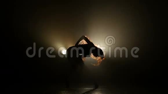 那个女孩在灯光的背景下热情地跳舞视频的预览图
