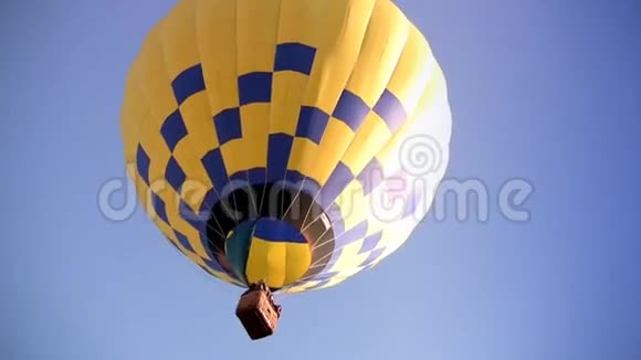 黄蓝热空气气球视频的预览图